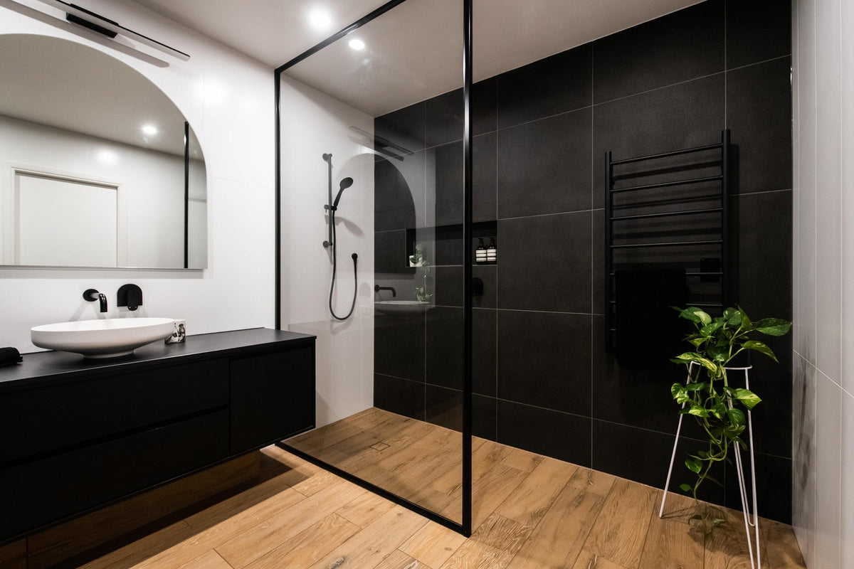 Meir mat zwarte handdouche rond met glijstang — afbeelding 3